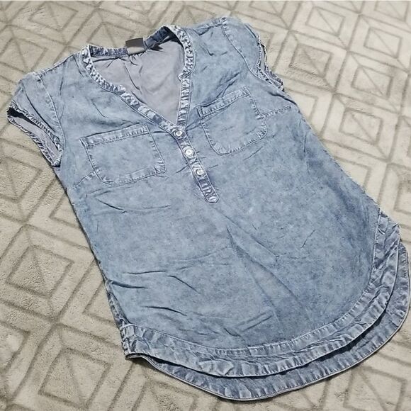 New York & Co Blue Denim Loose Fit V-Neck 1/4 Button Short Sleeve Tunic Blouse - Picture 2 of 5